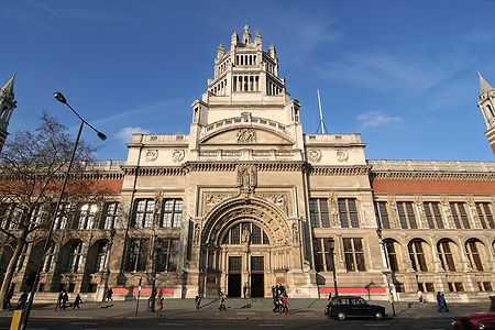 Facciata del Victoria and Albert Museum a Londra sotto un cielo sereno.