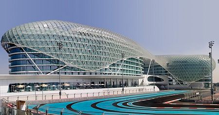 Il Yas Hotel e parte del Yas Marina Circuit ad Abu Dhabi