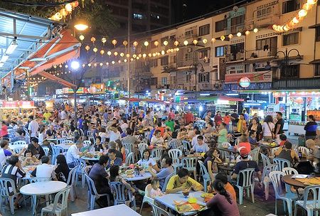 Persone che cenano all'aperto su Jalan Alor a Bukit Bintang, Kuala Lumpur.