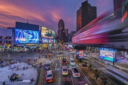 Monorotaia nel distretto di Bukit Bintang a Kuala Lumpur di notte.
