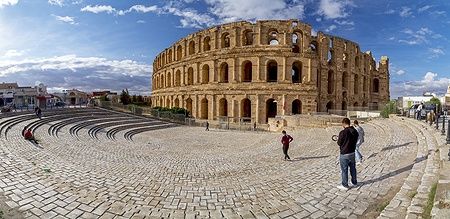 Anfiteatro romano di El Jem in Tunisia con persone sul piazzale.