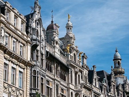Facciate di edifici storici con ornamenti su Meir Street ad Anversa.