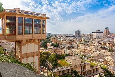 Vista dell'ascensore Castelletto a Genova con la città sullo sfondo.