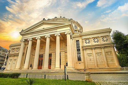 L'Ateneul Român di Bucarest al tramonto con colonne neoclassiche.