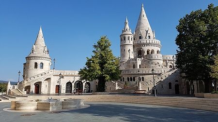 Bastione dei Pescatori a Budapest con cielo azzurro e torri imponenti.
