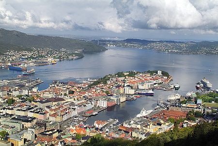 Veduta aerea del porto di Bergen con edifici colorati e imbarcazioni.