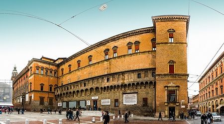 Biblioteca Salaborsa nel Palazzo d'Accursio, Bologna, scena con persone.