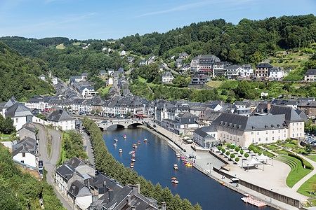 Vista aerea di Bouillon, Belgio, con pedalò sul fiume Semois.