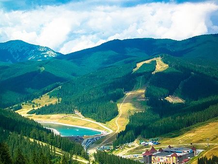 Lago e colline nei Monti Carpazi a Bukovel, Ucraina.