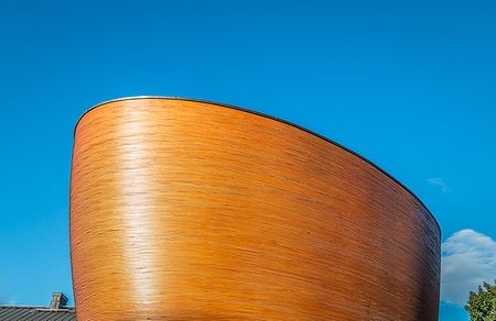 Cappella del Silenzio di Kamppi a Helsinki sotto un cielo blu.