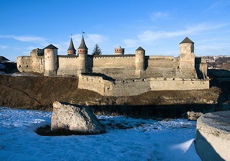 Castello di Kamenets-Podolsky in una giornata invernale soleggiata con neve.