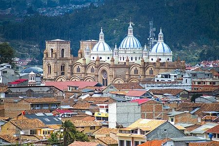 Vista della Cattedrale di Cuenca con le sue cupole bianche e azzurre al centro della città.