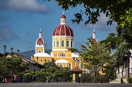 La Cattedrale di Granada, Nicaragua, tra alberi e cielo azzurro.