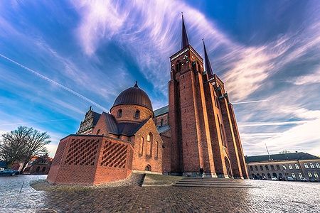 La Cattedrale di San Luca a Roskilde, Danimarca, si staglia contro un cielo azzurro.
