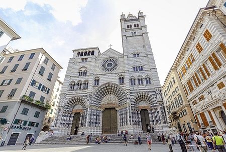 La Cattedrale di San Lorenzo a Genova con turisti davanti.