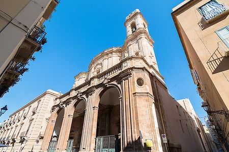 Cattedrale di San Lorenzo a Trapani, Sicilia, illumina il cielo azzurro con la sua facciata barocca.