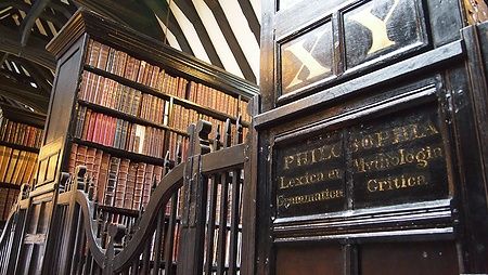 Interno della Chetham's Library con vecchi scaffali di libri.