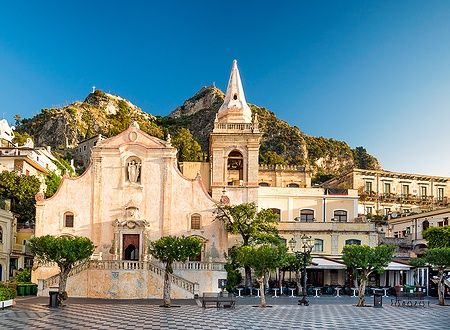 Chiesa di San Giuseppe a Taormina in Piazza IX Aprile con sfondo montuoso.