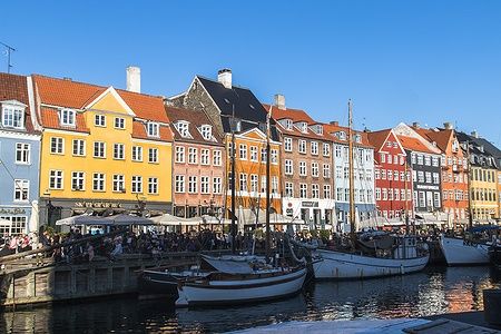 Case colorate e barche a Nyhavn, Copenaghen.