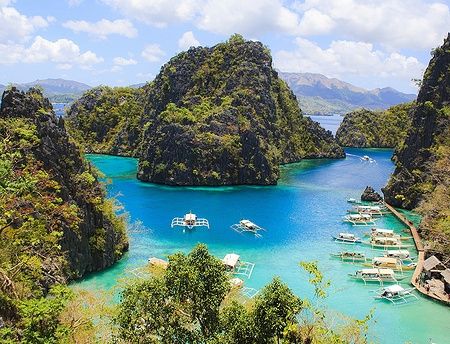 Isola tropicale con acqua cristallina e barche a Coron, Filippine.