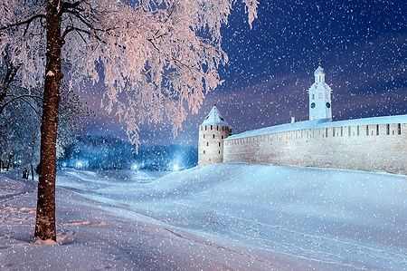 Cremlino innevato a Veliky Novgorod sotto una fitta nevicata notturna.