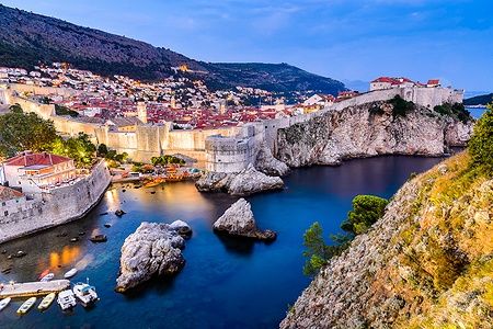 Vista serale di Dubrovnik dalla Fortezza di Lovrijenac con le sue mura storiche.