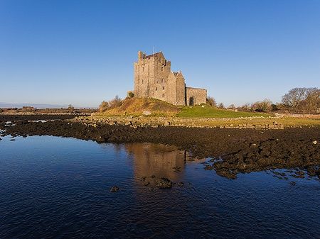 Il castello di Dunguaire al tramonto lungo la costa irlandese.