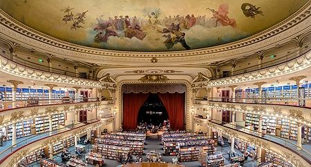 Interno della libreria El Ateneo Grand Splendid a Buenos Aires con soffitto decorato.