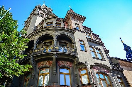 Edificio con finestre dorate nel Quartiere Ebraico di Praga.