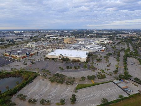 Veduta aerea del Florida Mall di Orlando, Florida, con parcheggi e cielo nuvoloso.