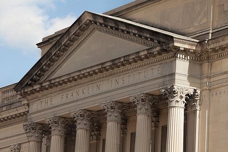 Facciata neoclassica del The Franklin Institute con colonne corinzie.