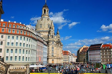 La Frauenkirche di Dresda con edifici storici e una folla di persone.