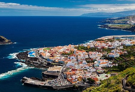 Vista aerea del borgo di Garachico, Tenerife, con case colorate e oceano.