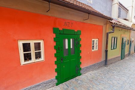 Casa colorata con porta verde a Golden Lane, Praga.