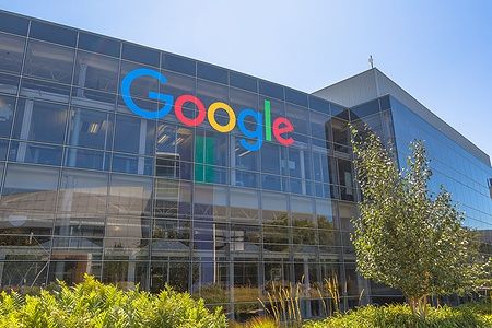 Insegna Google su edificio a Mountain View, California.