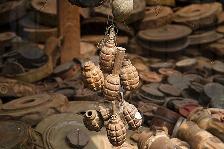 Grenate arrugginite al Museo delle Mine di Terra in Cambogia.