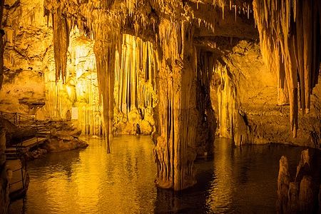 Stalattiti illuminate in giallo nella Grotta di Nettuno, Sardegna.