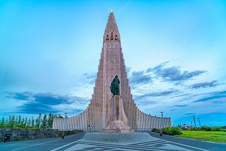 Hallgrímskirkja a Reykjavík illuminata dalla luce del mattino.