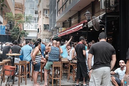 Persone che socializzano nei bar di Hamra a Beirut durante il giorno.