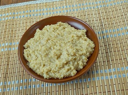 Piatto di harees su tovaglietta di bambù.