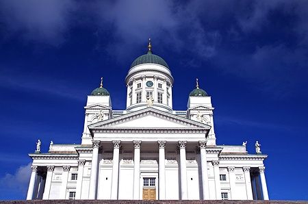 La Cattedrale di Helsinki con la sua imponente cupola verde sotto un cielo blu intenso.