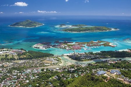 Vista aerea delle isole Mahé, Eden Island e Sainte Anne nell'oceano Indiano.