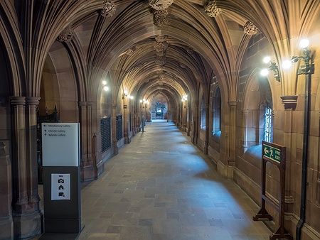 Corridoio gotico all'interno della John Rylands Library a Manchester.