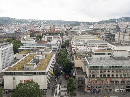 Vista aerea della Koenigstrasse a Stoccarda con edifici commerciali.