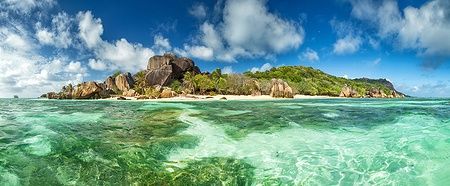 Spiaggia tropicale alle Seychelles con mare cristallino e rocce di granito.