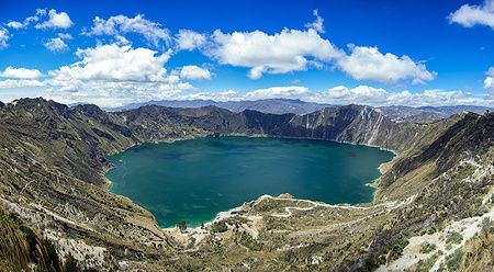 Vista panoramica del lago Quilotoa nel cratere di un vulcano in Ecuador.
