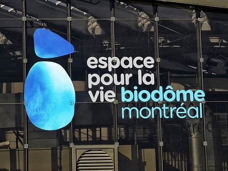 Logo del Biodome di Montreal su vetro.