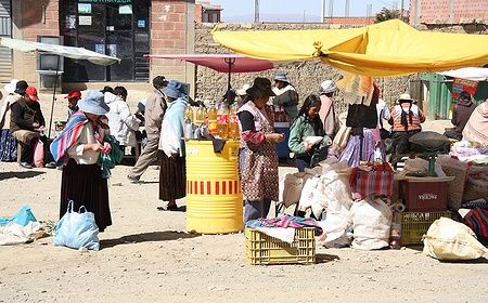 Persone commerciano al mercato di strada a El Alto, La Paz, Bolivia.