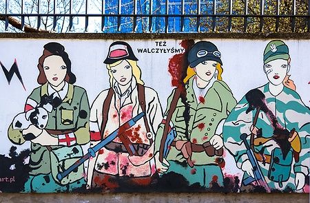 Murale dedicato alle eroine dell'insurrezione di Varsavia al museo di Varsavia.