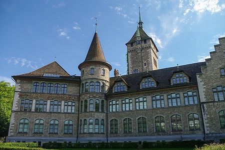 Vista del Museo Nazionale Svizzero Landesmuseum a Zurigo con torri storiche.